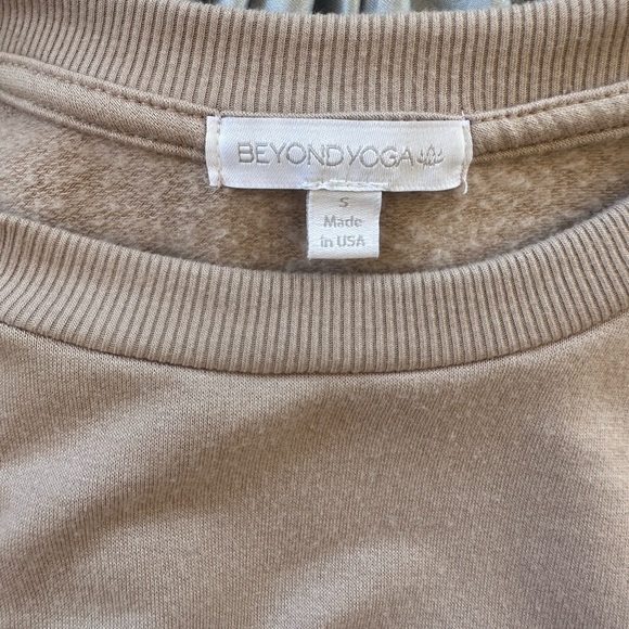 Beyond Yoga Raglan Crew Fleece Pullover in Chai - Picture 11 of 14
